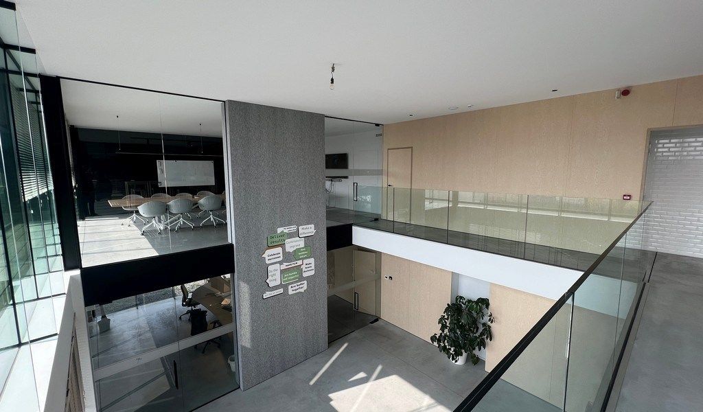 Recent bedrijfsgebouw met prachtige kantoren te huur in Lokeren foto 9