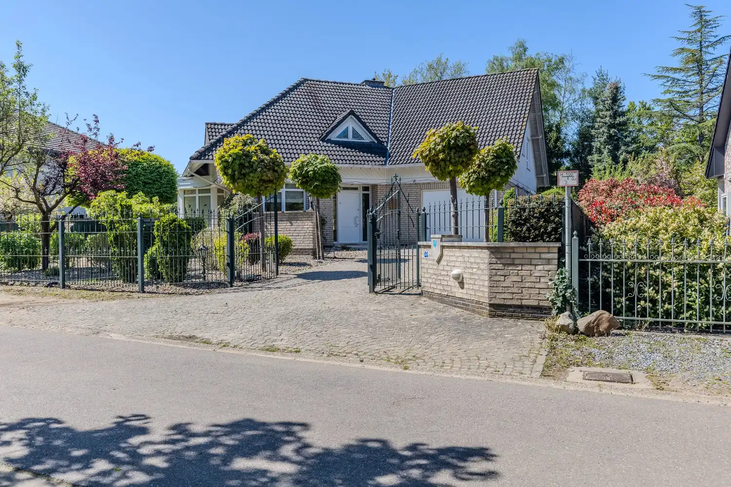 Ruime, instapklare vrijstaande woning met 5 slaapkamers en 3 badkamers in het gezellige Neerharen! foto 4