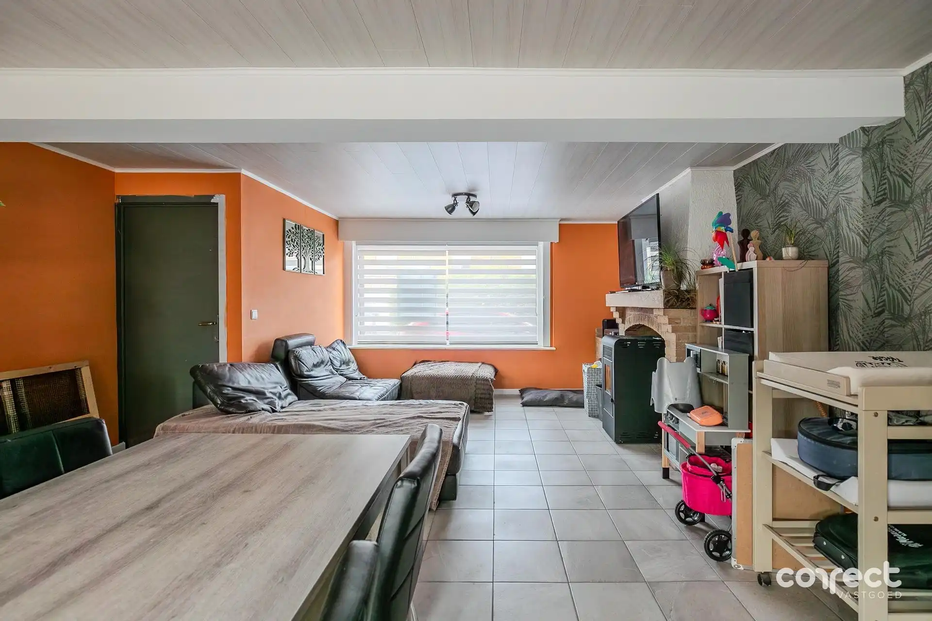Gerenoveerde ( 2026 ) halfopen bebouwing met ruime tuin, garage en 3 slaapkamers. foto 2