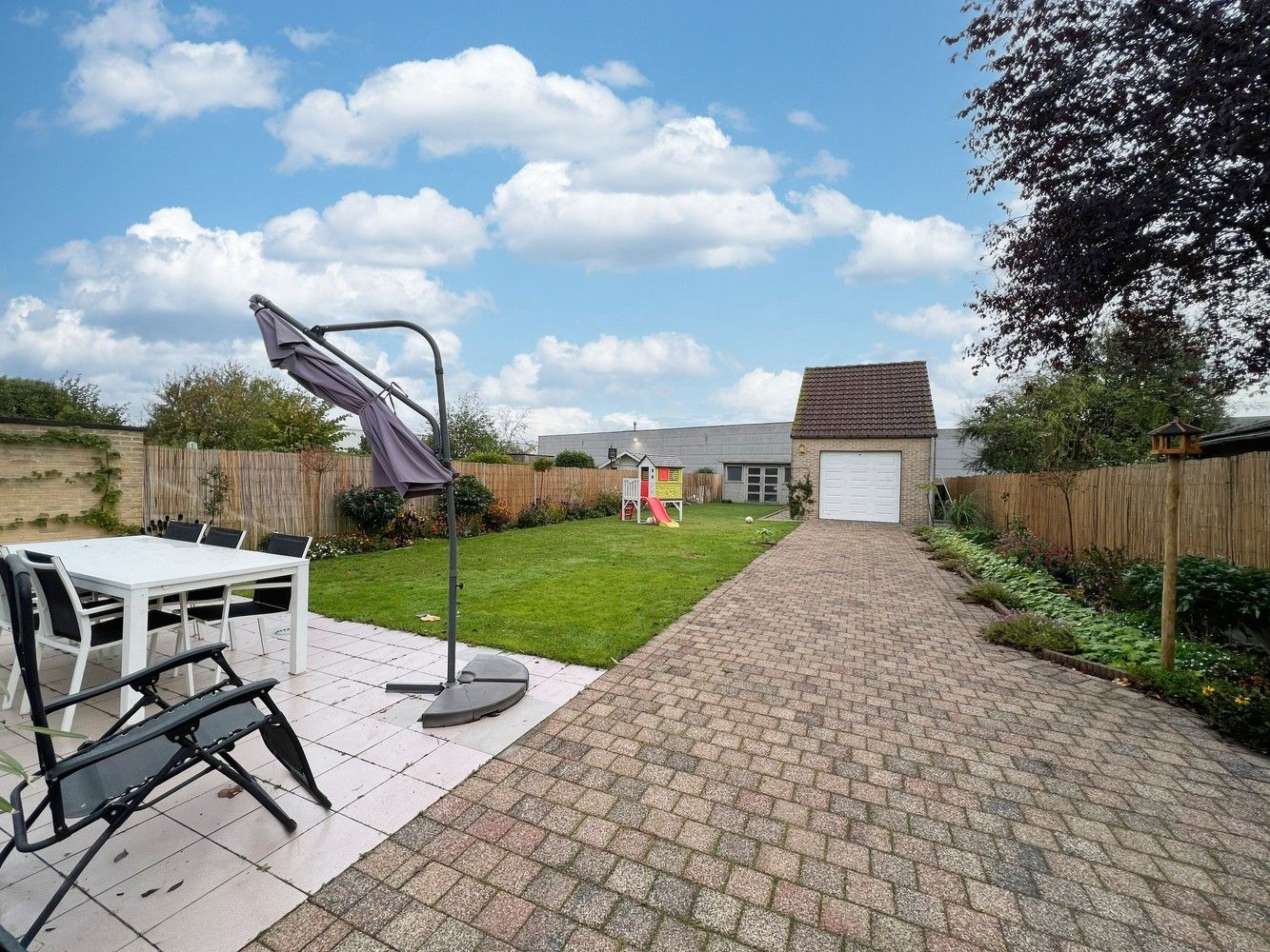 Ruime, lichtrijke woning met zonnige tuin+ aparte garage foto 18
