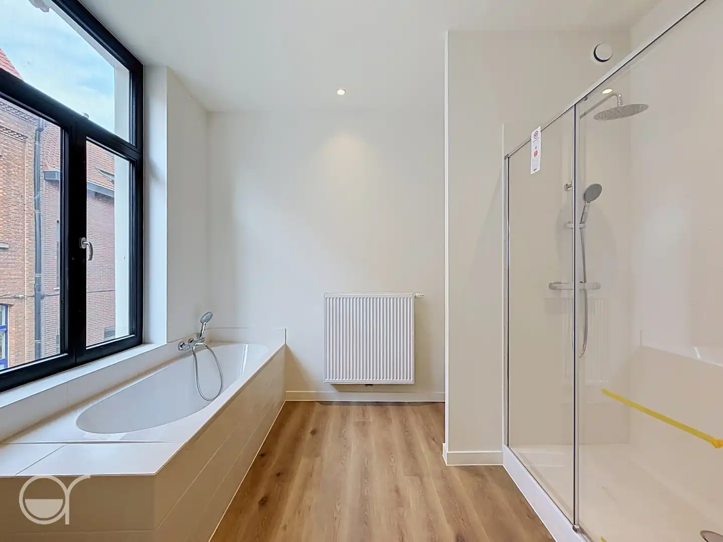 Prachtig gerenoveerde rijwoning met 2 slaapkamers en buitenruimte nabij de Coupure foto 10