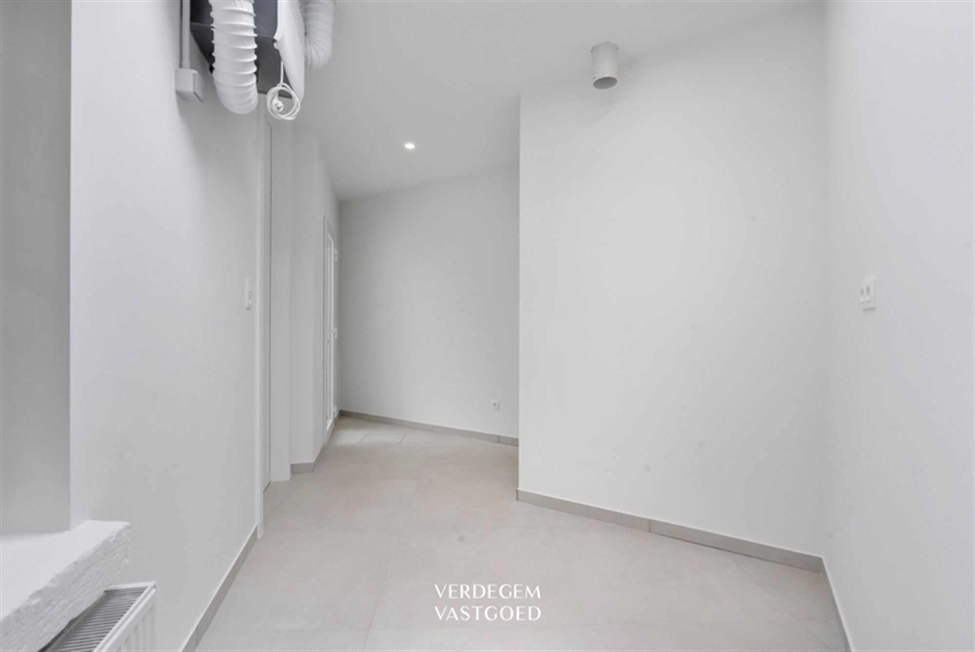 Volledig gerenoveerde woning met 3 slaapkamers, EPC A en buitenplek foto 6