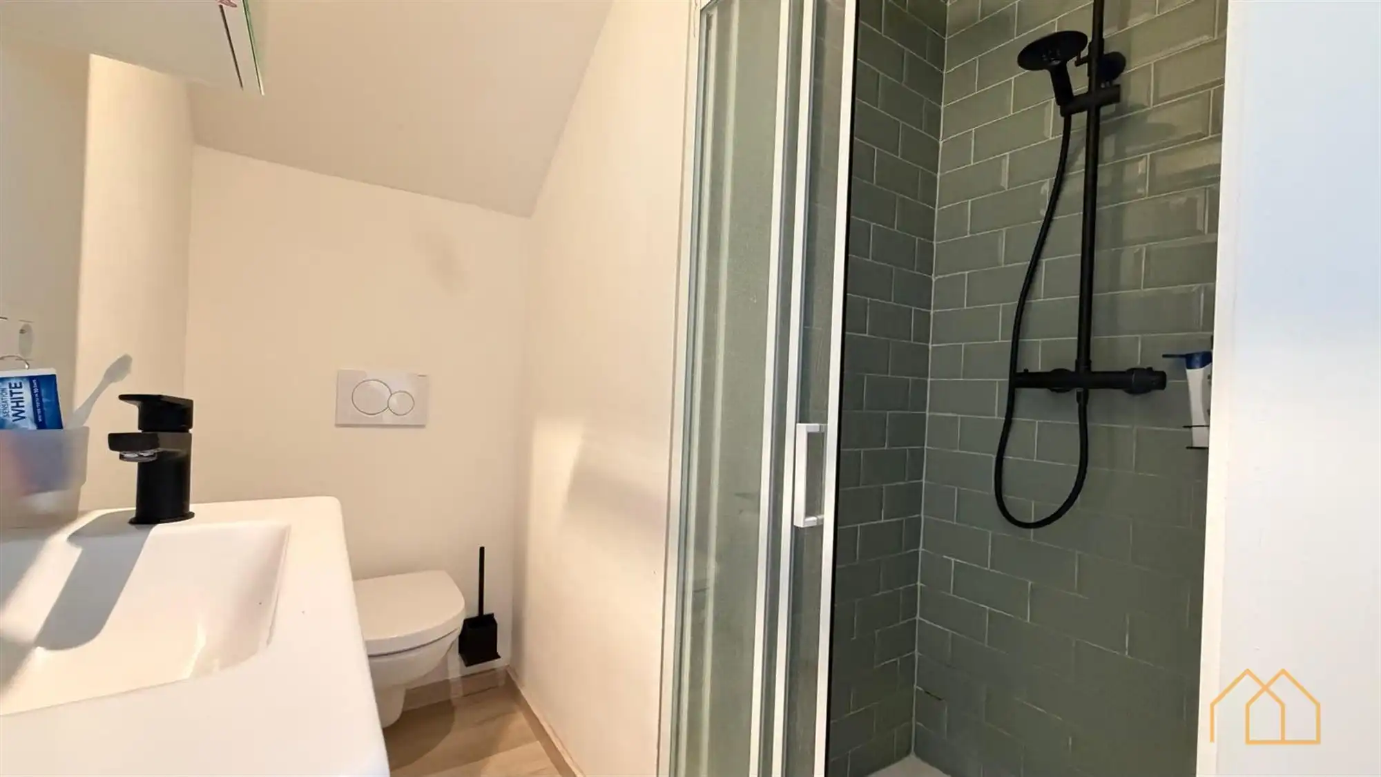 Ruime studentenflat met eigen douche en keuken foto 9