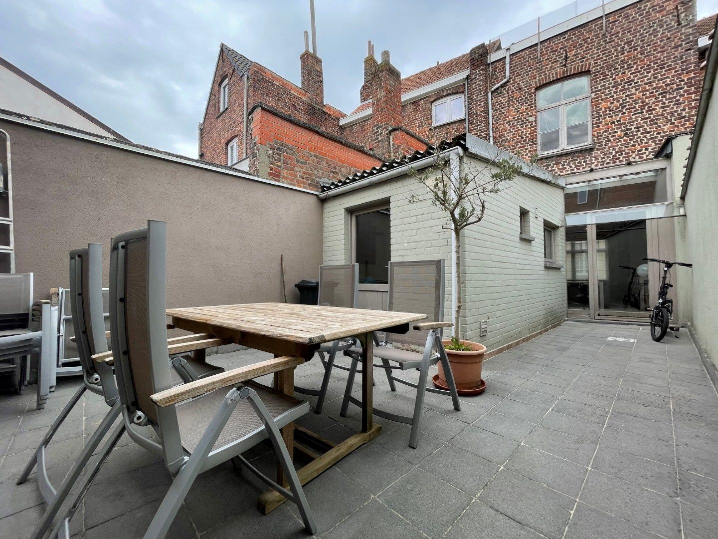 GERENOVEERDE STADSWONING IN CENTRUM IEPER MET 3 SLPKS EN ZONNIG TERRAS foto 2