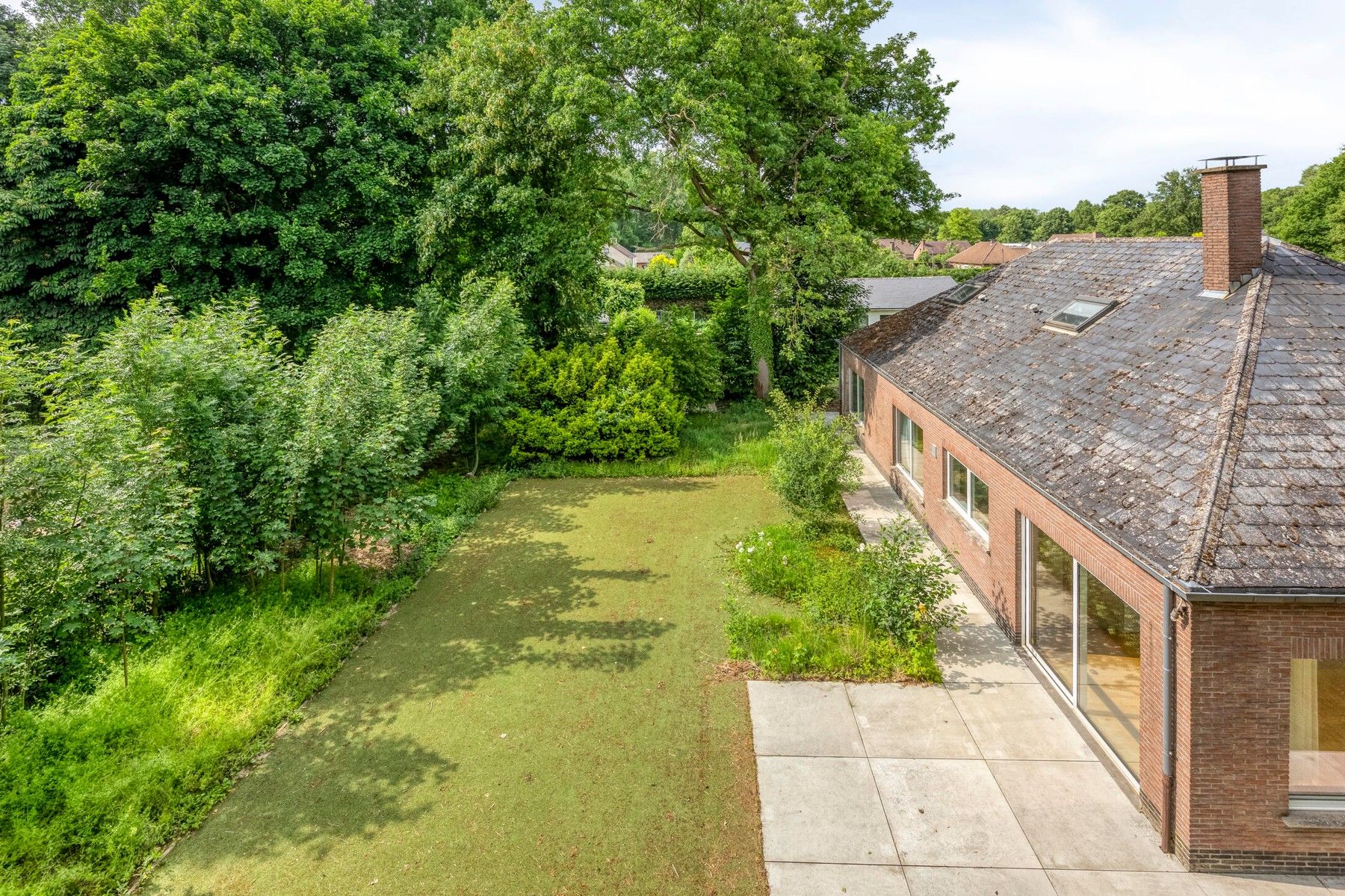 Ruime bungalow op groot perceel foto 3