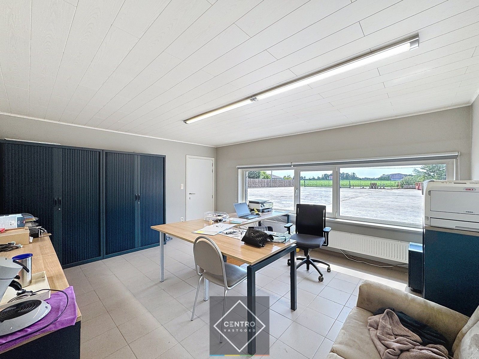 Instapklare MAGAZIJNEN (1.500m²), voorzien van 2 ROLBRUGGEN (5 ton) en geïntegreerde KANTOORRUIMTE met sanitaire voorzieningen. Op ambachtelijke zone te Wingene! foto 10