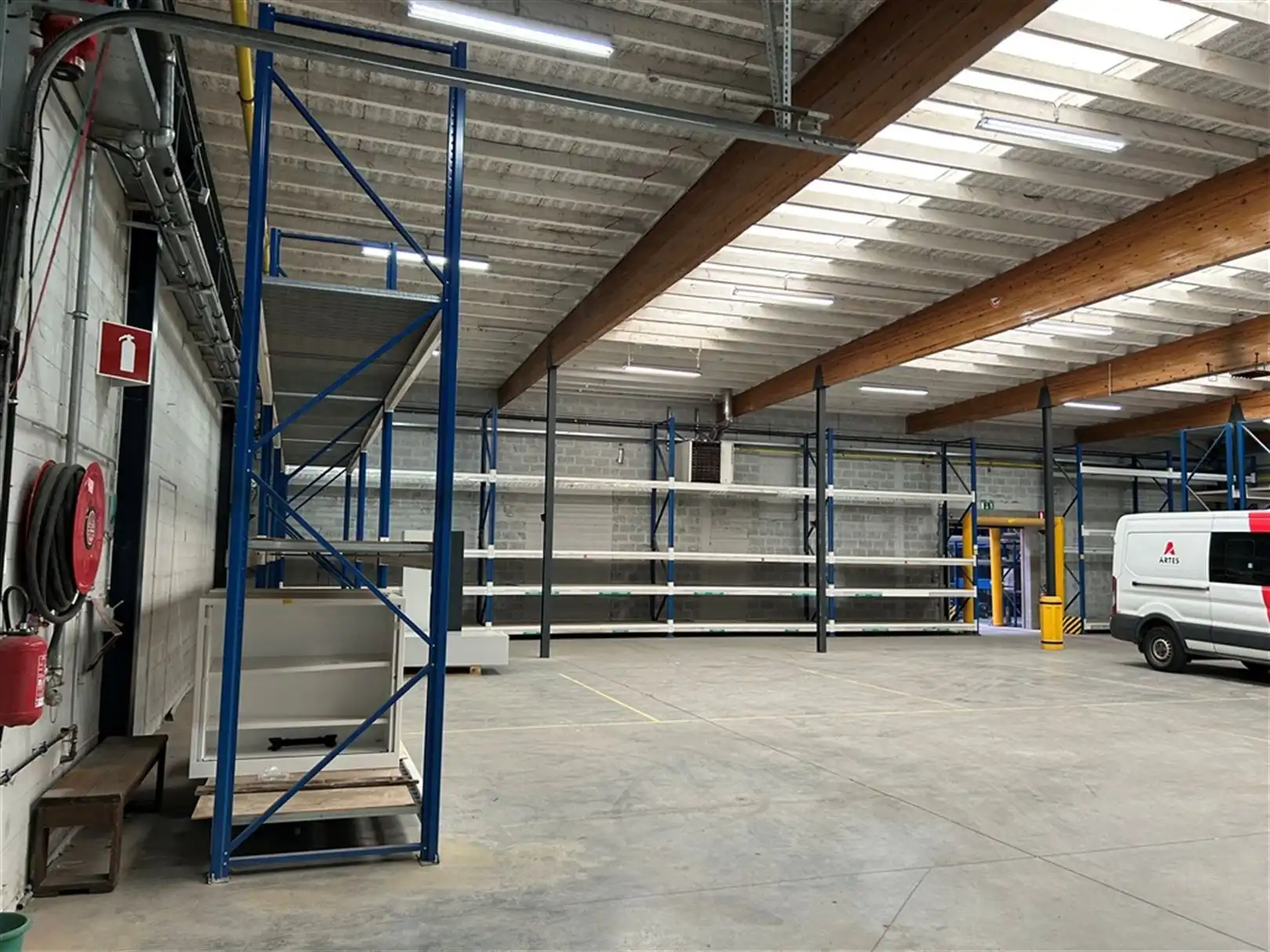 Magazijnen nabij E40, foto 13