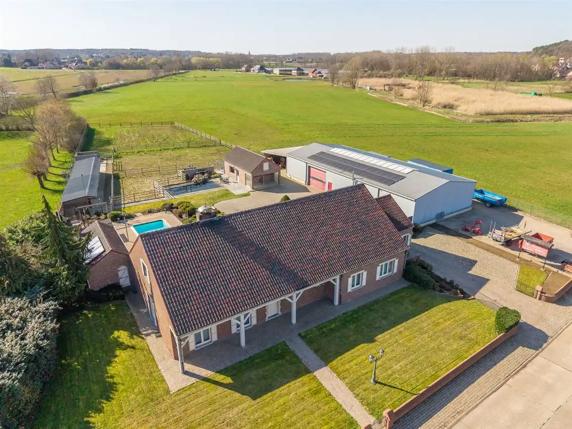 Villa grenzend aan agrarisch gebied met 4slk en opslag foto 2