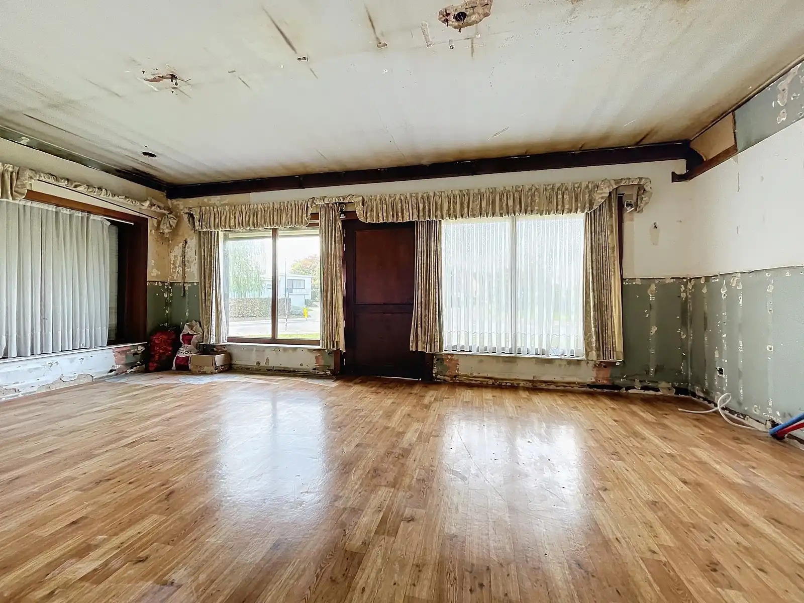Zeer ruim huis met praktijk/pol. ruimte op terrein van 40a. foto 14