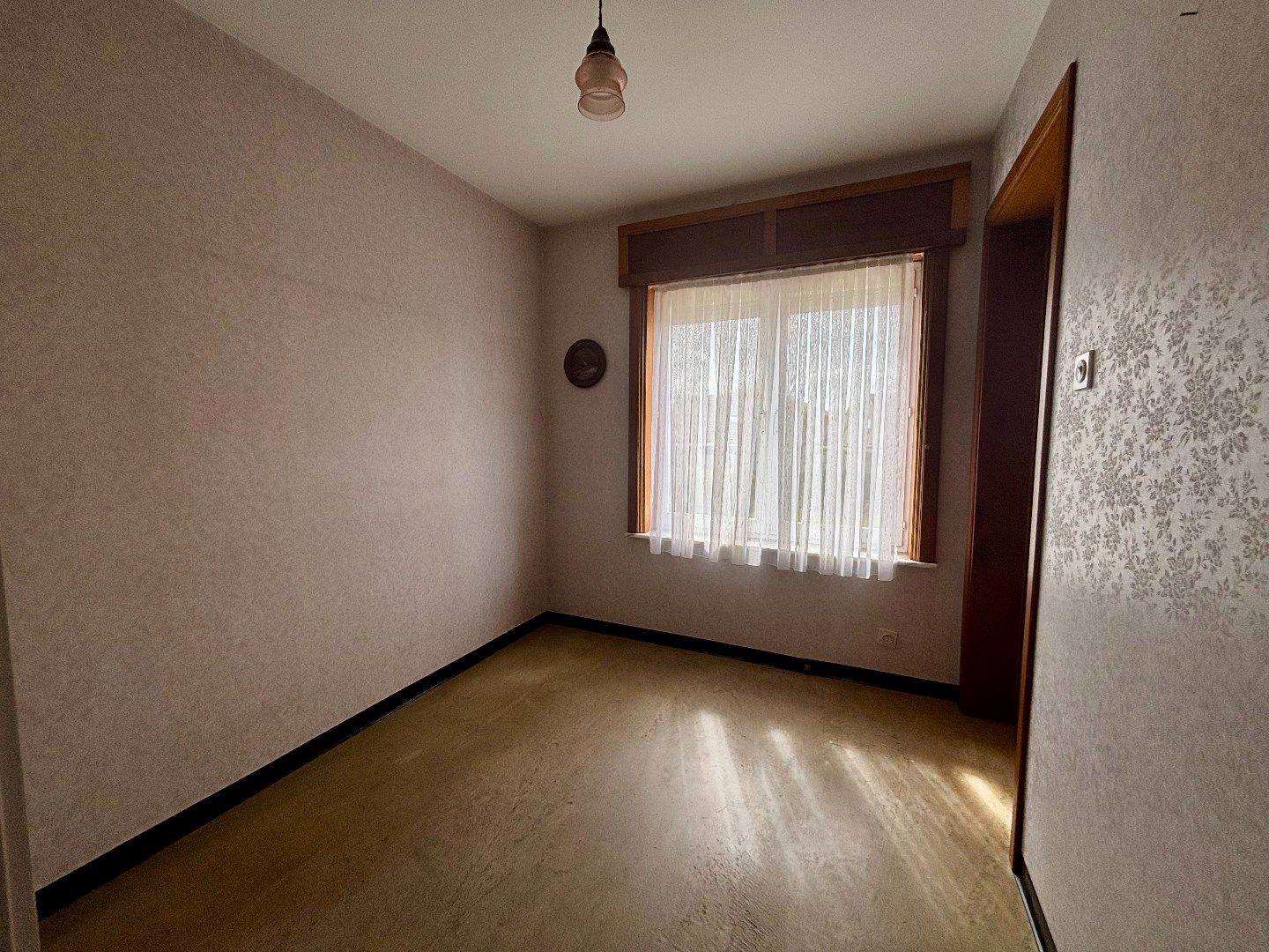 Ruime en kloeke halfopen woning met zonnige tuin. Opp:555m². foto 24