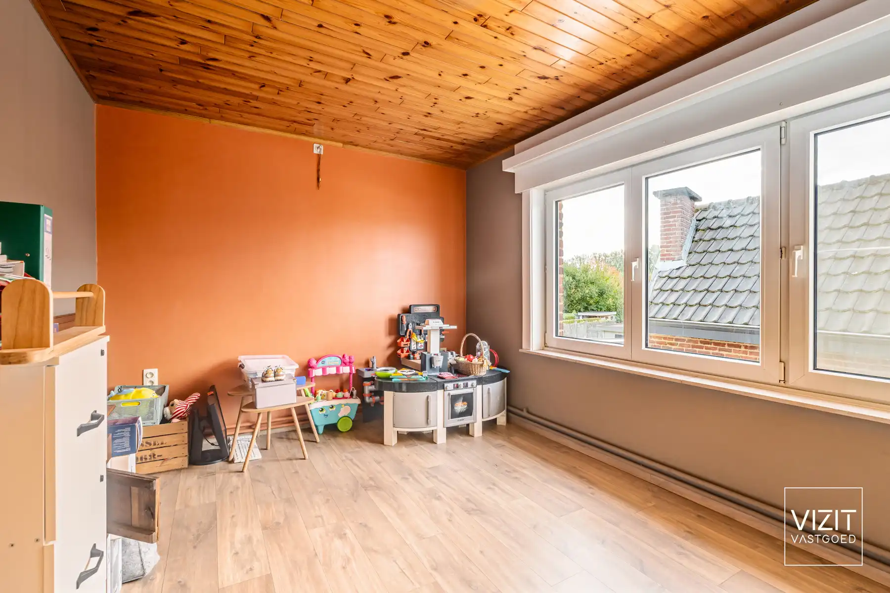 Halfopen woning met 4 slaapkamers en stallingen!  foto 12