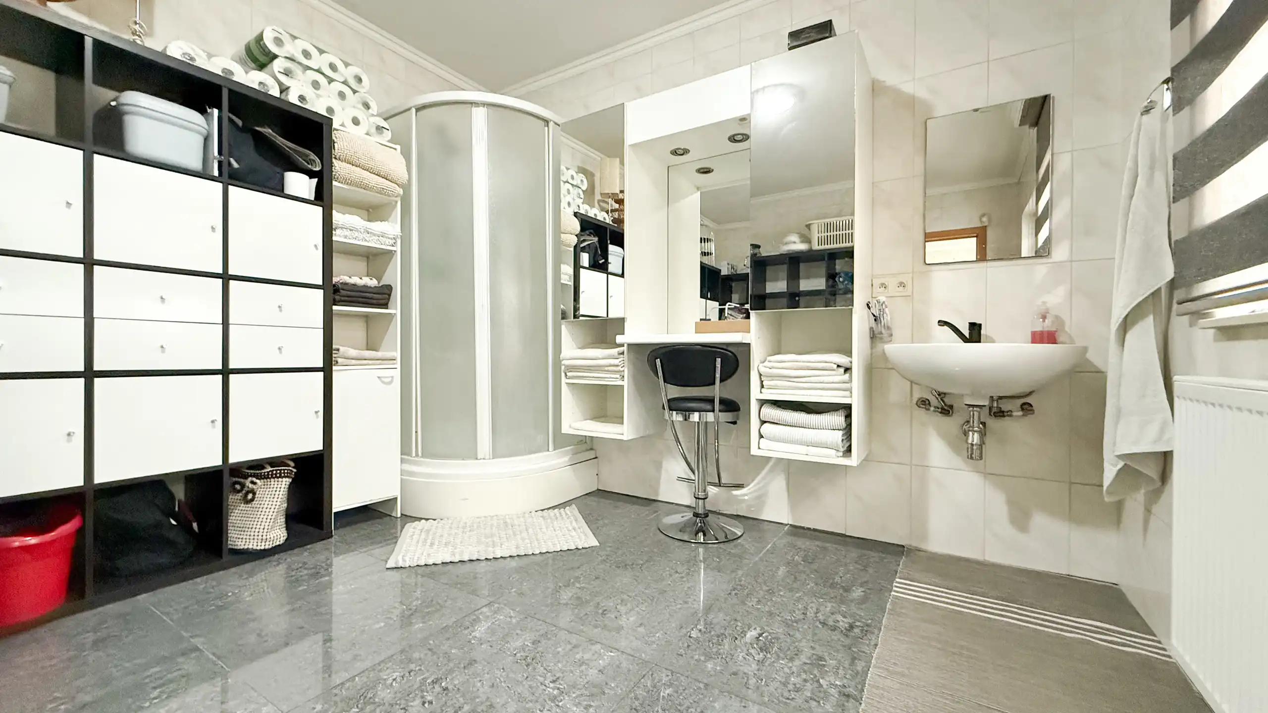 Ruime woning van 285m² met 5 slpks en apart bureel ruimte!  foto 14