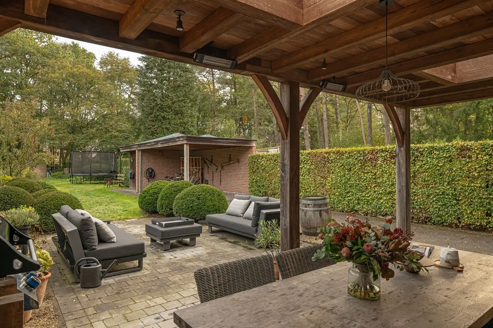 Sfeervolle gezinswoning met overdekt terras en groene tuin foto 2