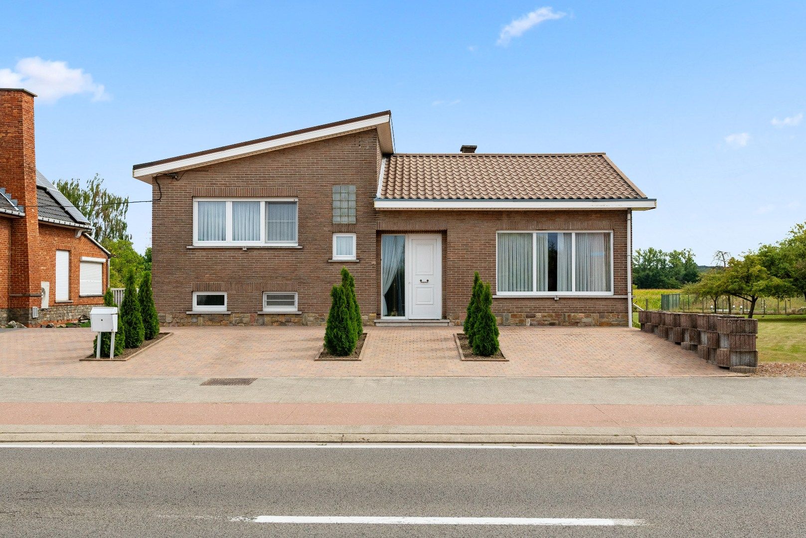 Hoofdfoto van de publicatie: Open bebouwing op topligging met 3 slaapkamers en prachtige tuin