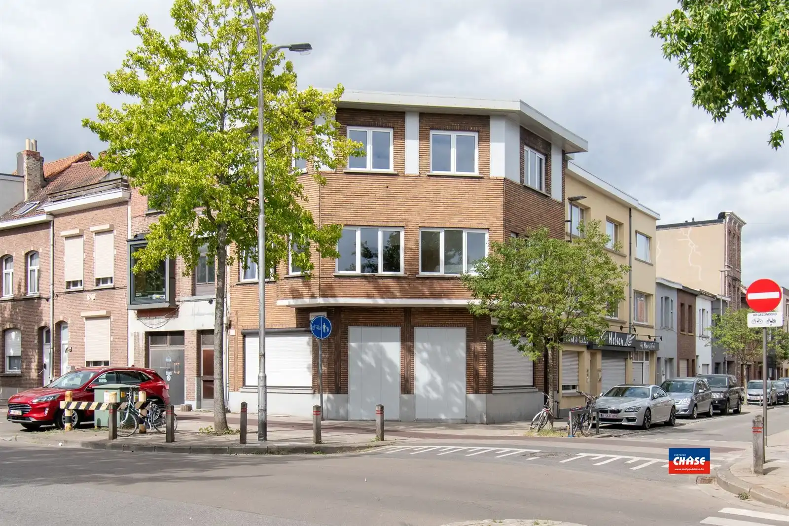 Hoekwoning met 6 slpk - ingericht als 3 units foto {{pictureIndex}}