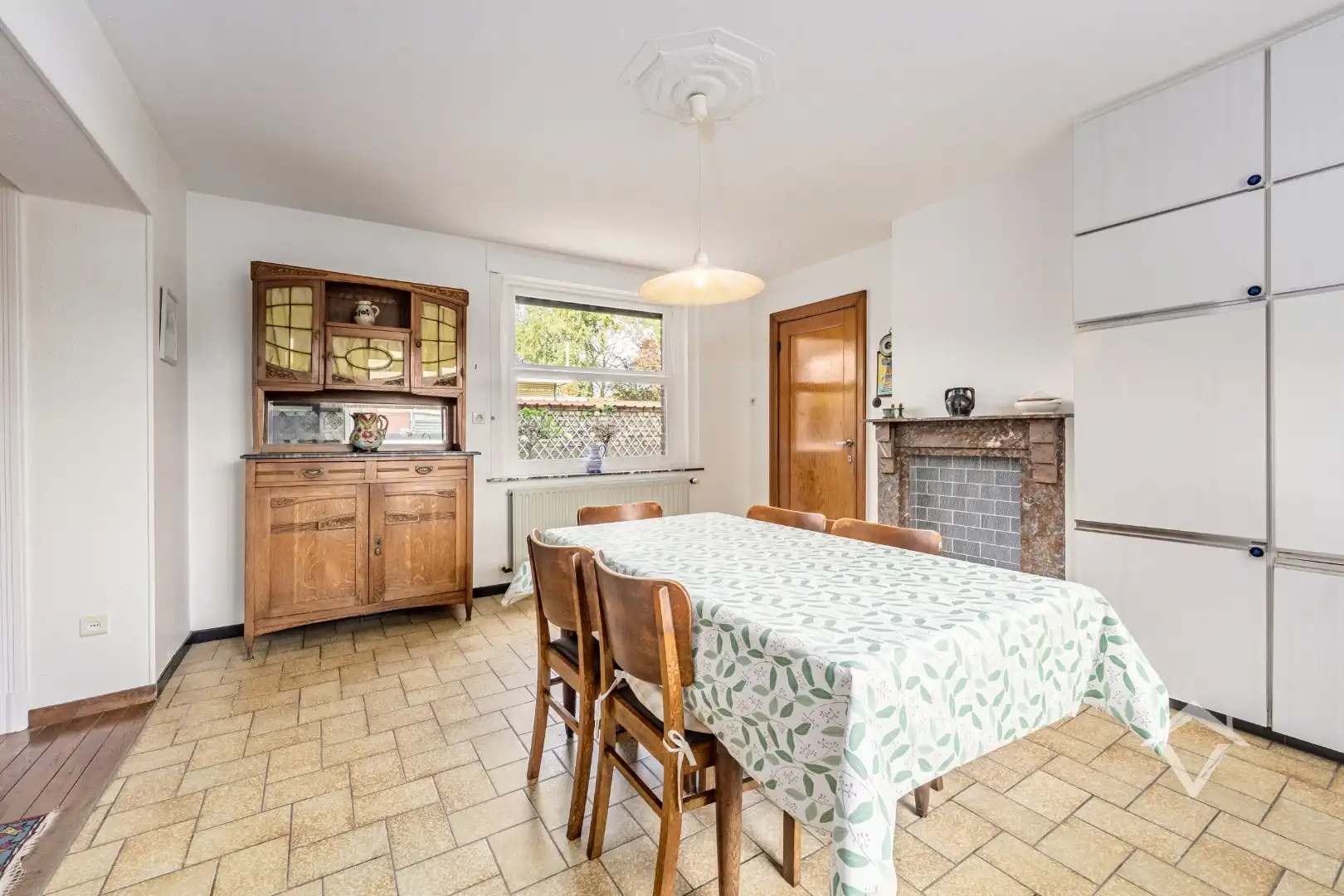 Ruime woning met bijgebouwen in Gistel: 5 Slaapkamers, 368m² Woonoppervlakte op een perceel van 1801m² foto 12