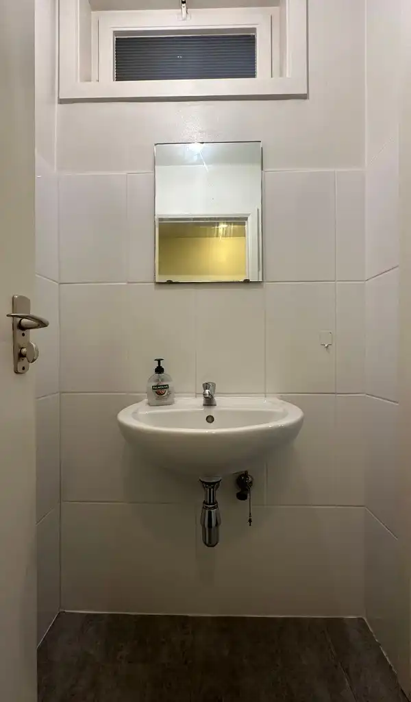 Ingedeeld en lichtrijk kantoor te huur in hartje Gent foto 12