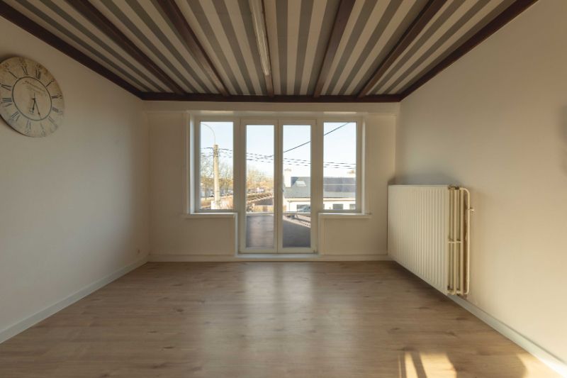 Roeselare-Rumbeke. Duplexappartement  met 2 slaapkamers van 80 m² met aparte ingang en parkeerplaatsen. Recent vernieuwd. Ideale investering of starter. foto 4