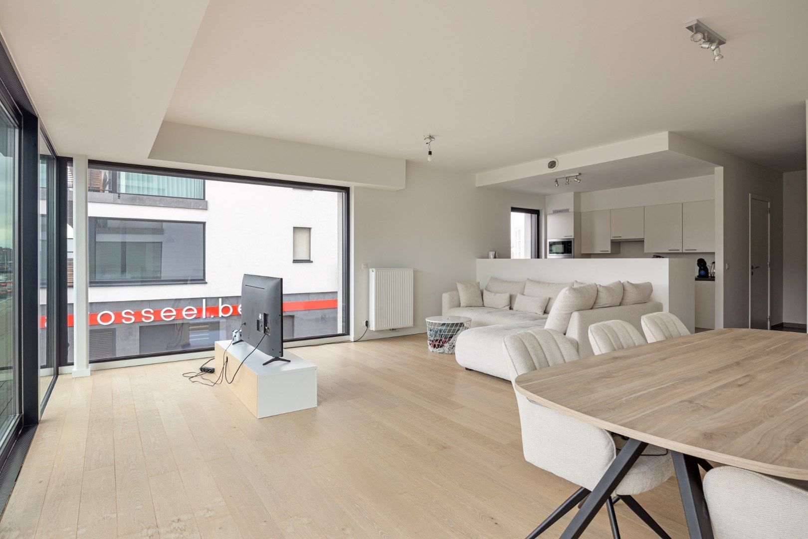 Hoekappartement met zich op water, zuidgericht terras en 2slaapkamers en autostaanplaats foto 2