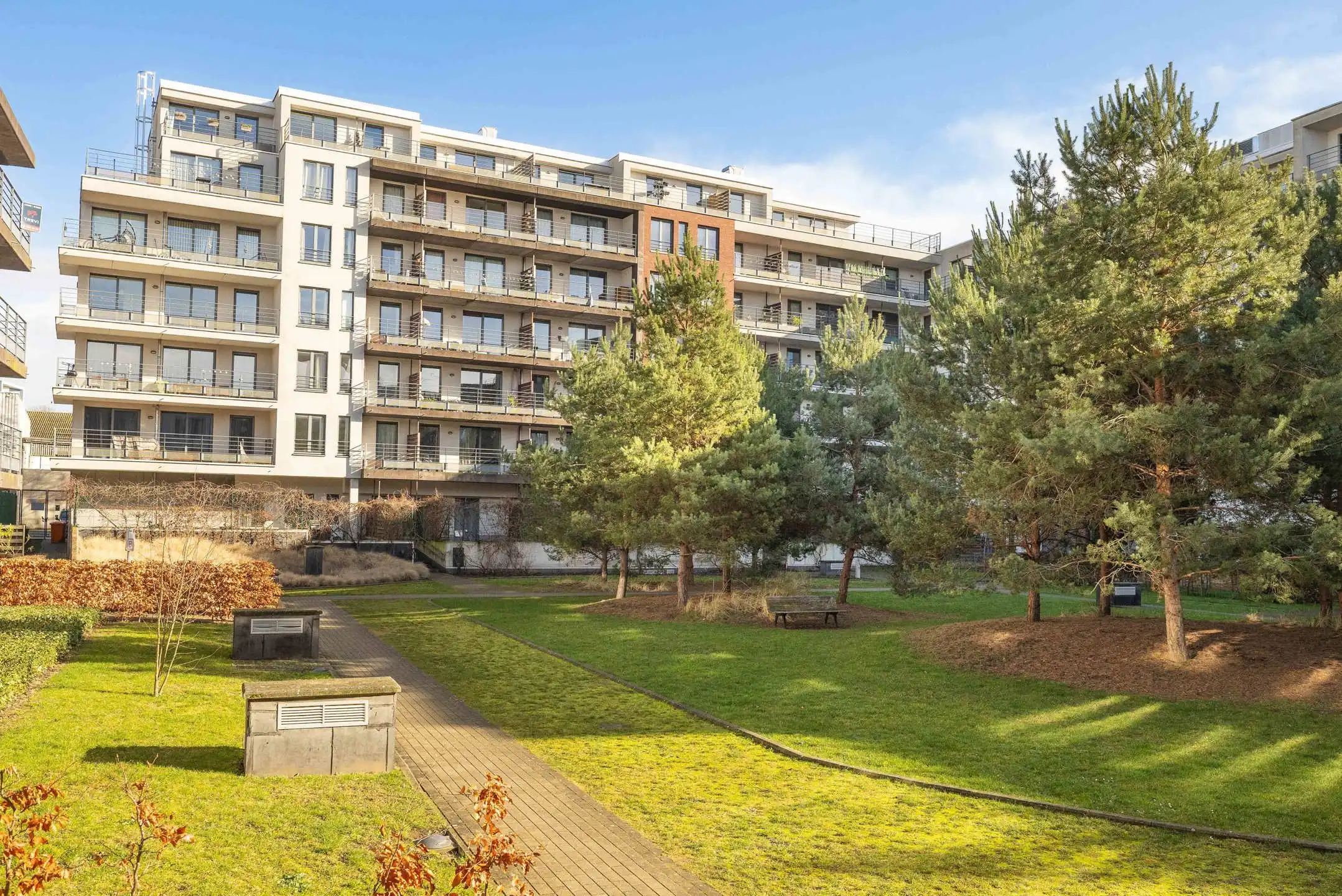 Op een steenworp van de NAVO foto 16