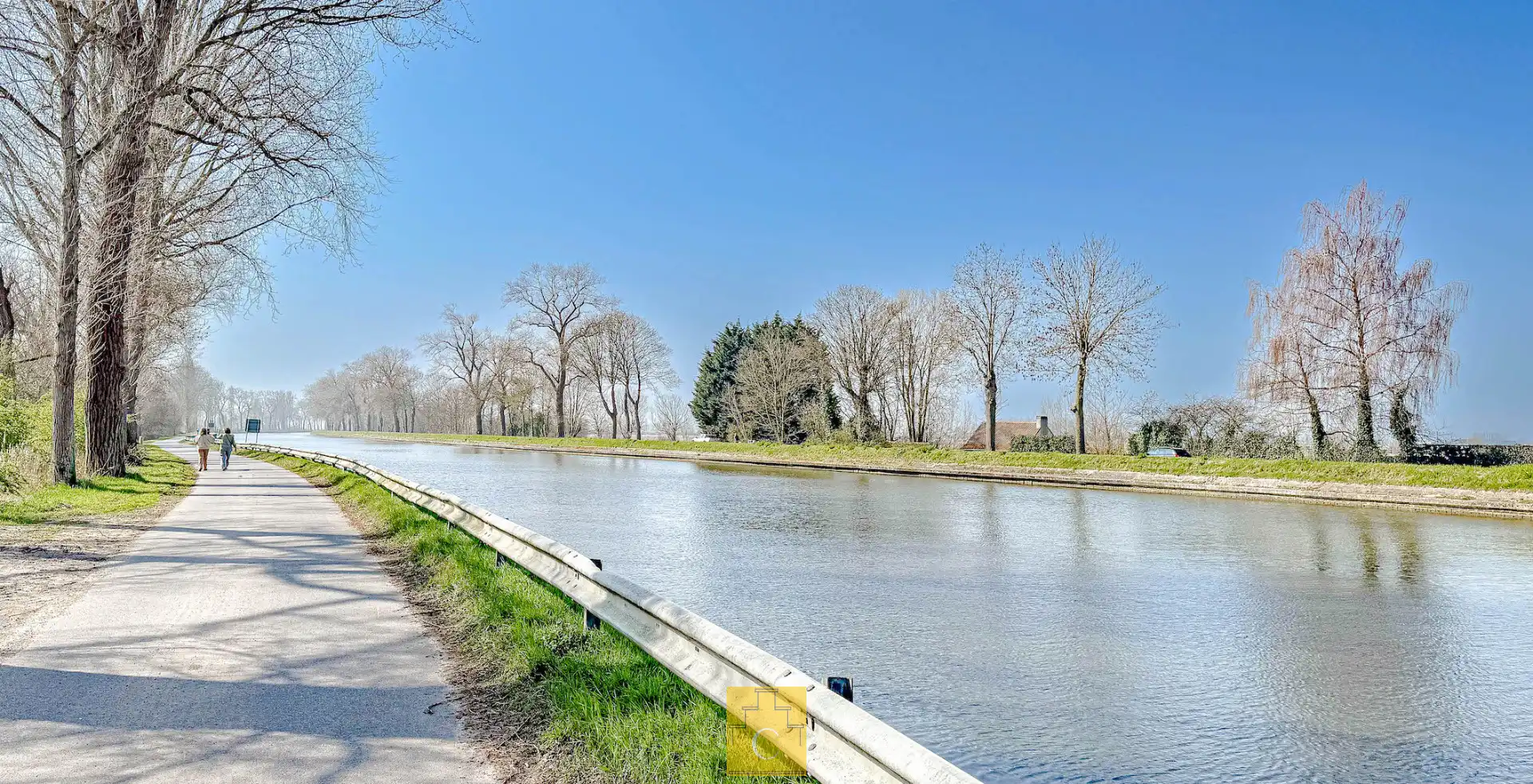 Uniek geheel van TWEE WONINGEN met bijgebouw, idyllisch gelegen aan de vaart foto 2
