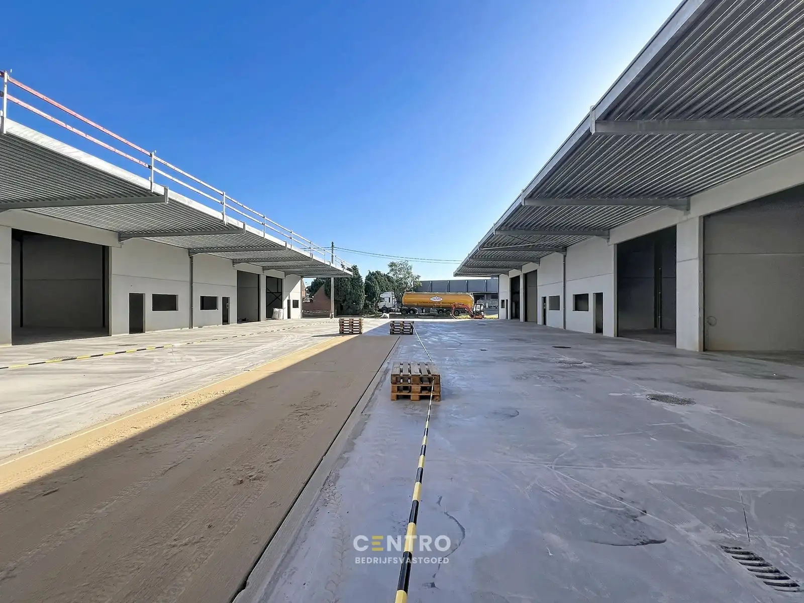 Nieuwbouw KMO-units van 220m² TE HUUR (VH van 7m, 2 parkings, aparte loopdeur en raam), te Kerkhove (Avelgem). foto 3