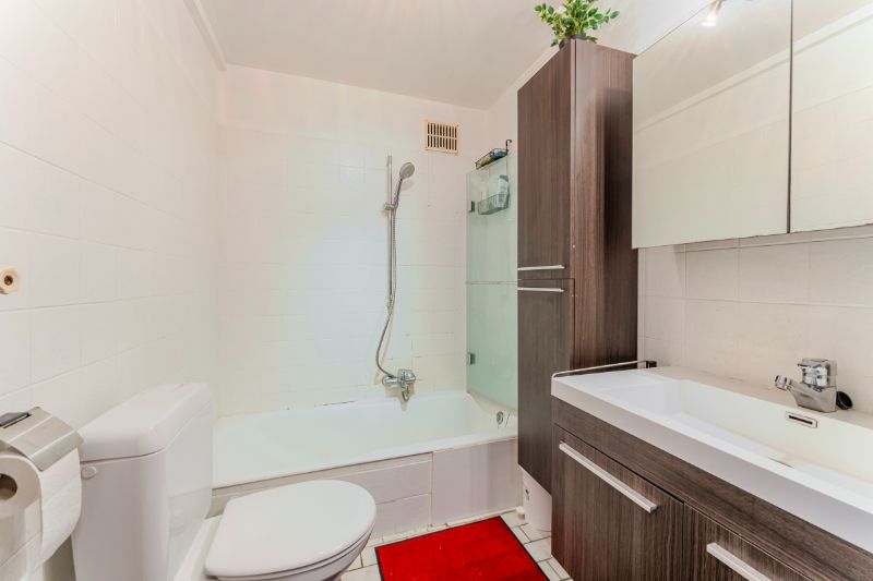 Roeselare-stadskern. Verzorgd twee-slaapkamerappartement met 3 terrassen, zuidelijk gelegen, 89m2 woonplezier. Aparte ondergrondse autostaanplaats mogelijk. foto 11