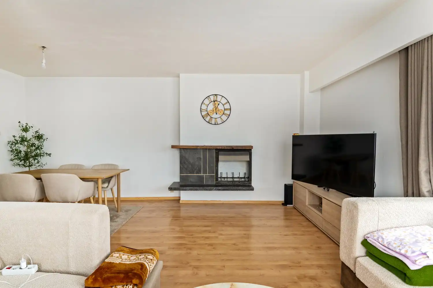 Appartement met 2 slaapkamers en 2 garages in de Unitas Wijk! foto 8