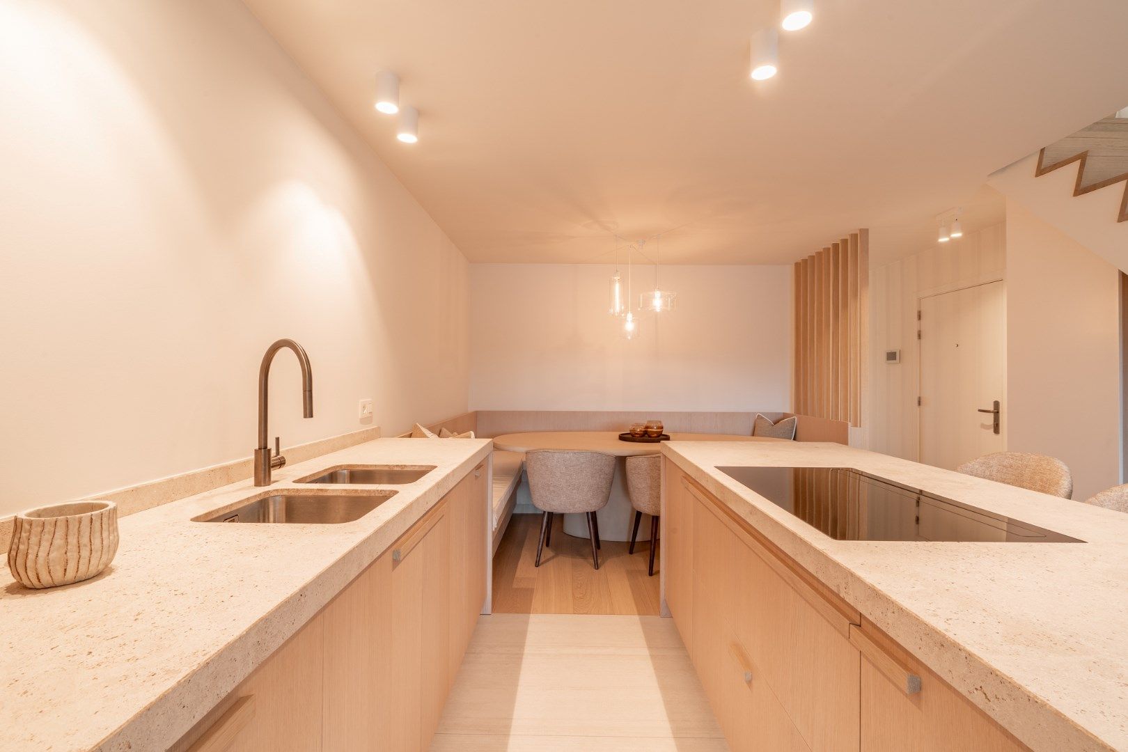 Luxueus gerenoveerde penthouse met groot zonneterras op wandelafstand van het Albertplein foto 11