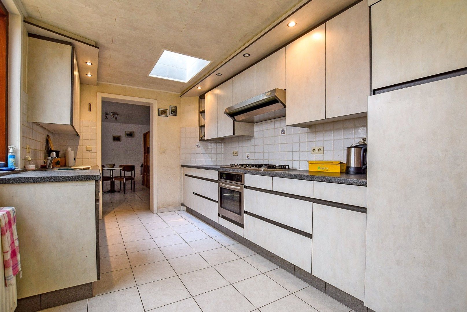 Goed gelegen te renoveren rijwoning bestaande uit een voorgebouw en achterbouw, pal in het centrum van De Panne.  foto 6