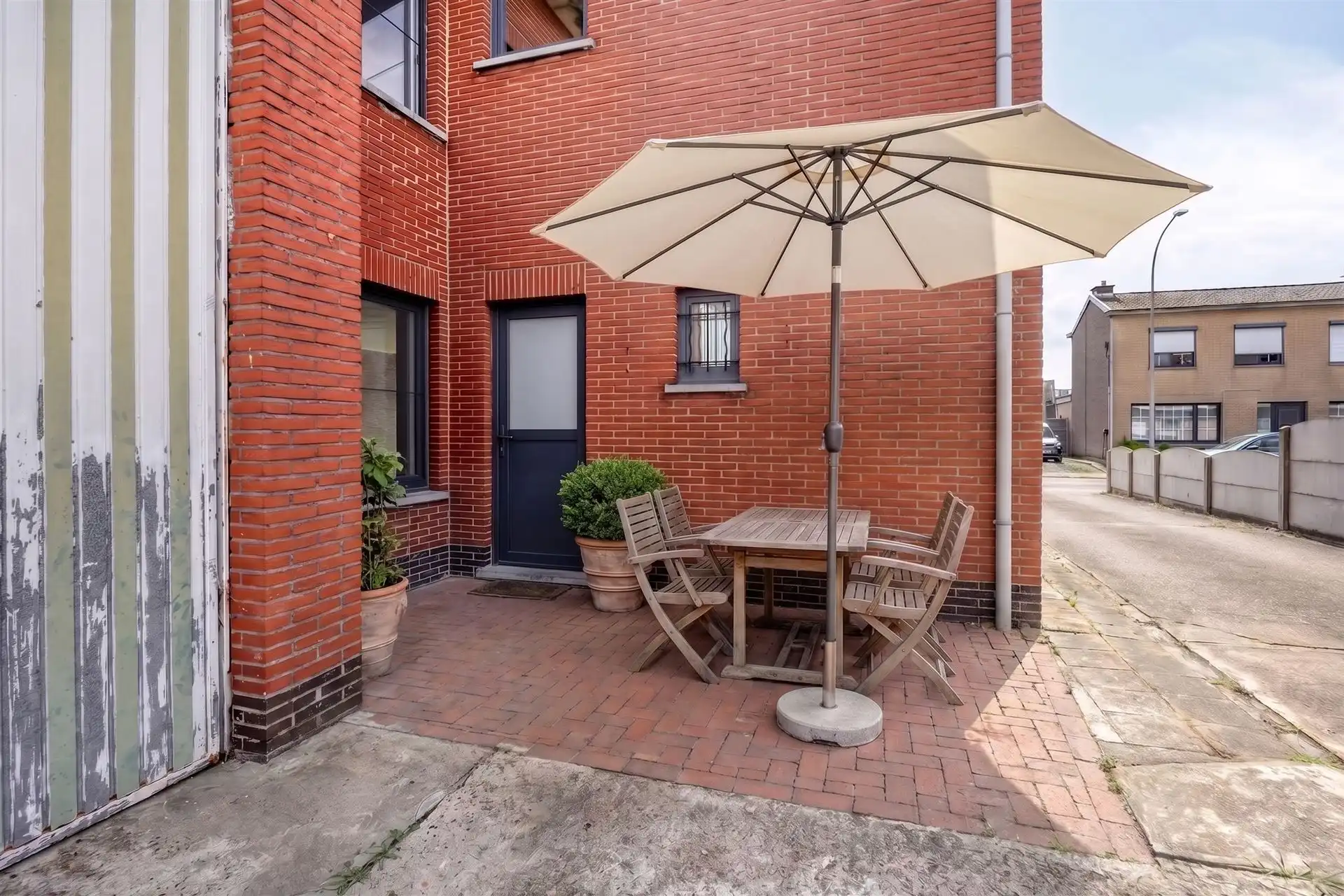 Woning met 3 slaapkamers, terras en 7 garages.  foto 18