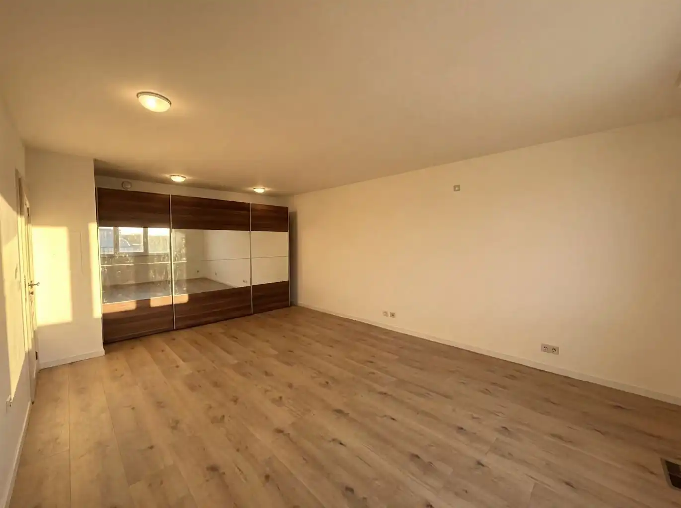 Zeer ruim gelijkvloers appartement voorzien van 2 (+1) slaapkamers, terrassen en afgesloten garagebox, gelegen nabij het centrum van Maaseik. foto 10