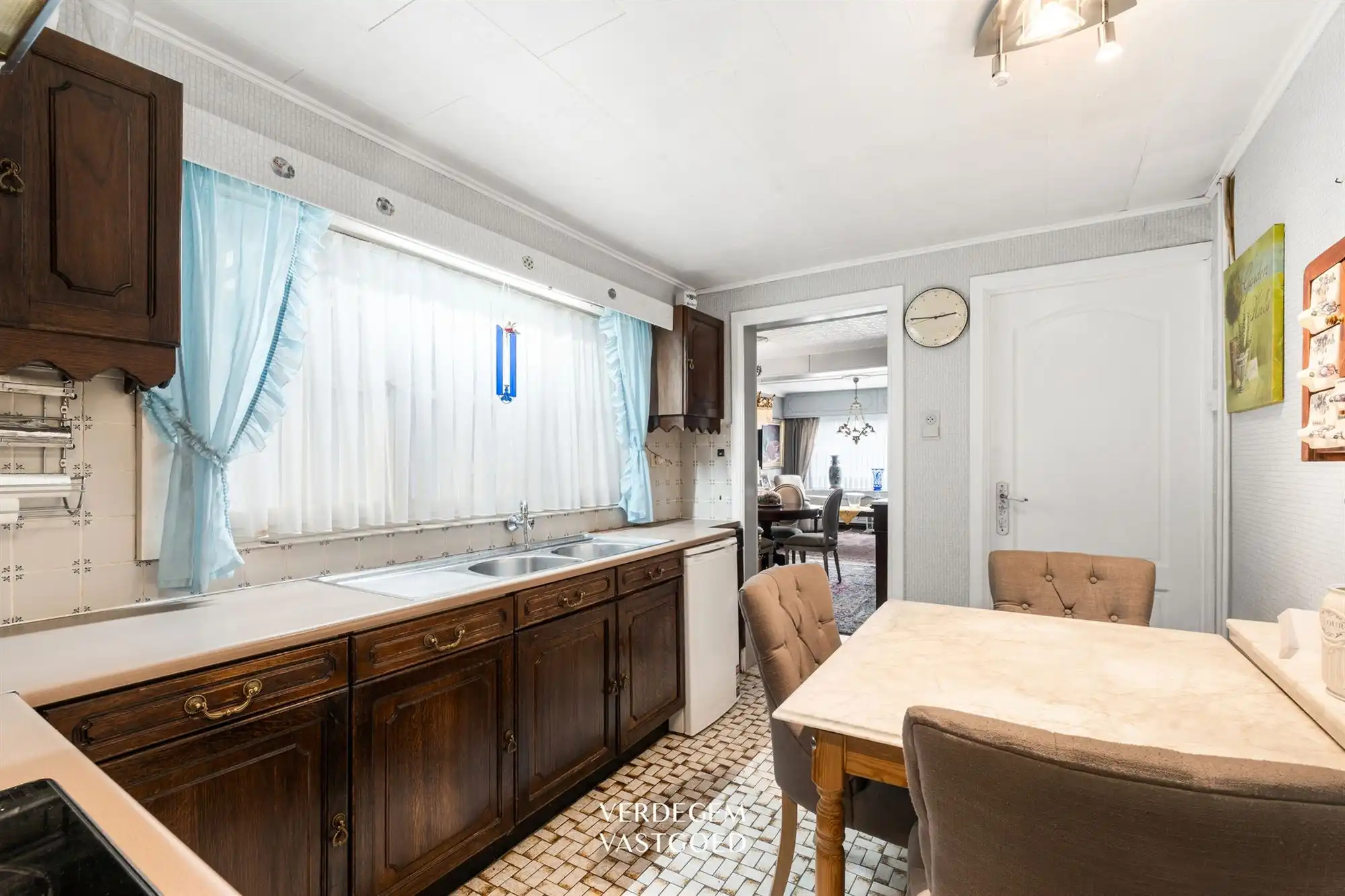 Te renoveren gezinswoning met garage, tuin en open zichten foto 6