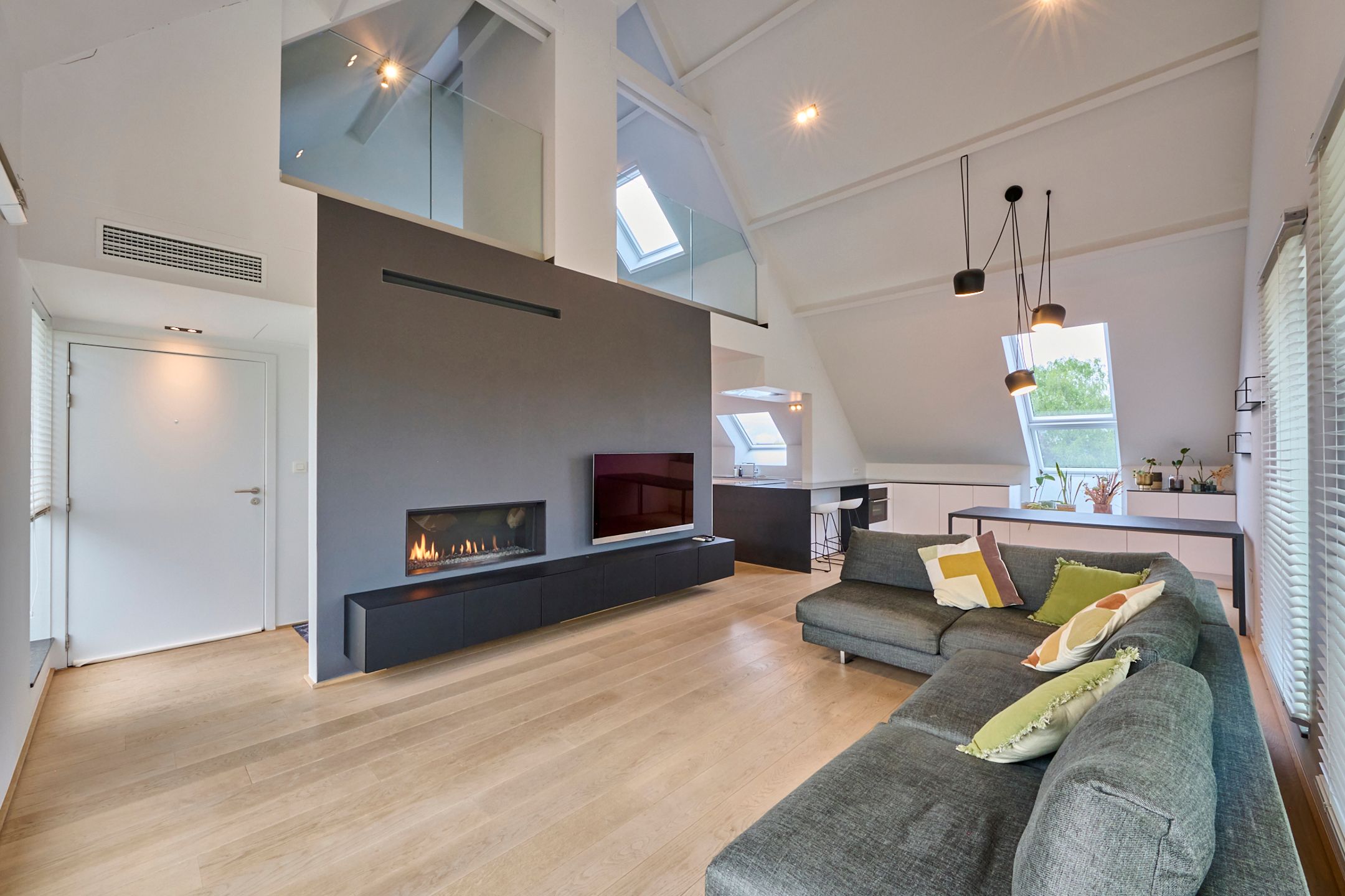 ZEER RUIM EN HOOGWAARDIG AFGWERKT APPARTEMENT IN HET CENTRUM foto 2