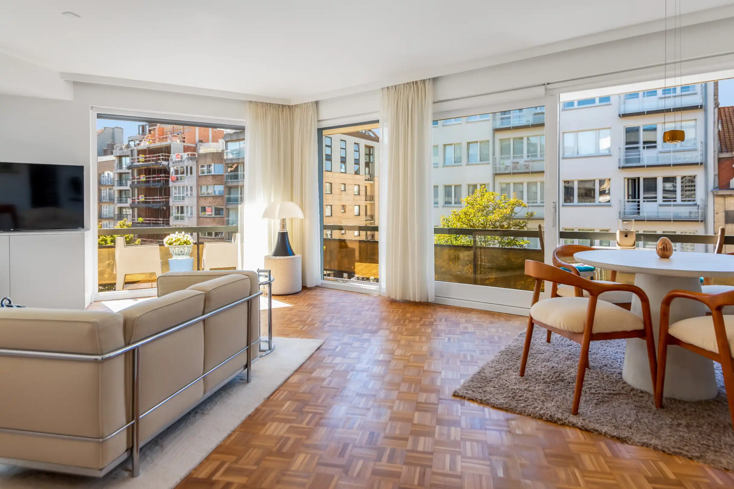  Zonnig hoekappartement op de hoek van de Lippenslaan en de Zoutelaan, met 2 slaapkamers. foto 2