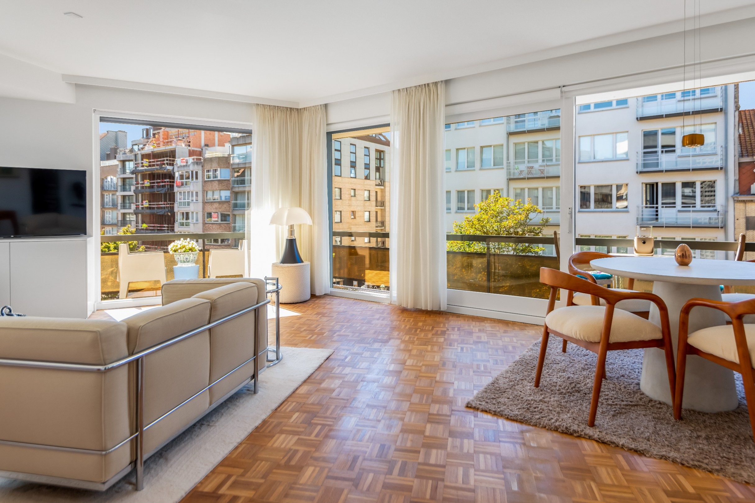  Zonnig hoekappartement op de hoek van de Lippenslaan en de Zoutelaan, met 2 slaapkamers. foto 2