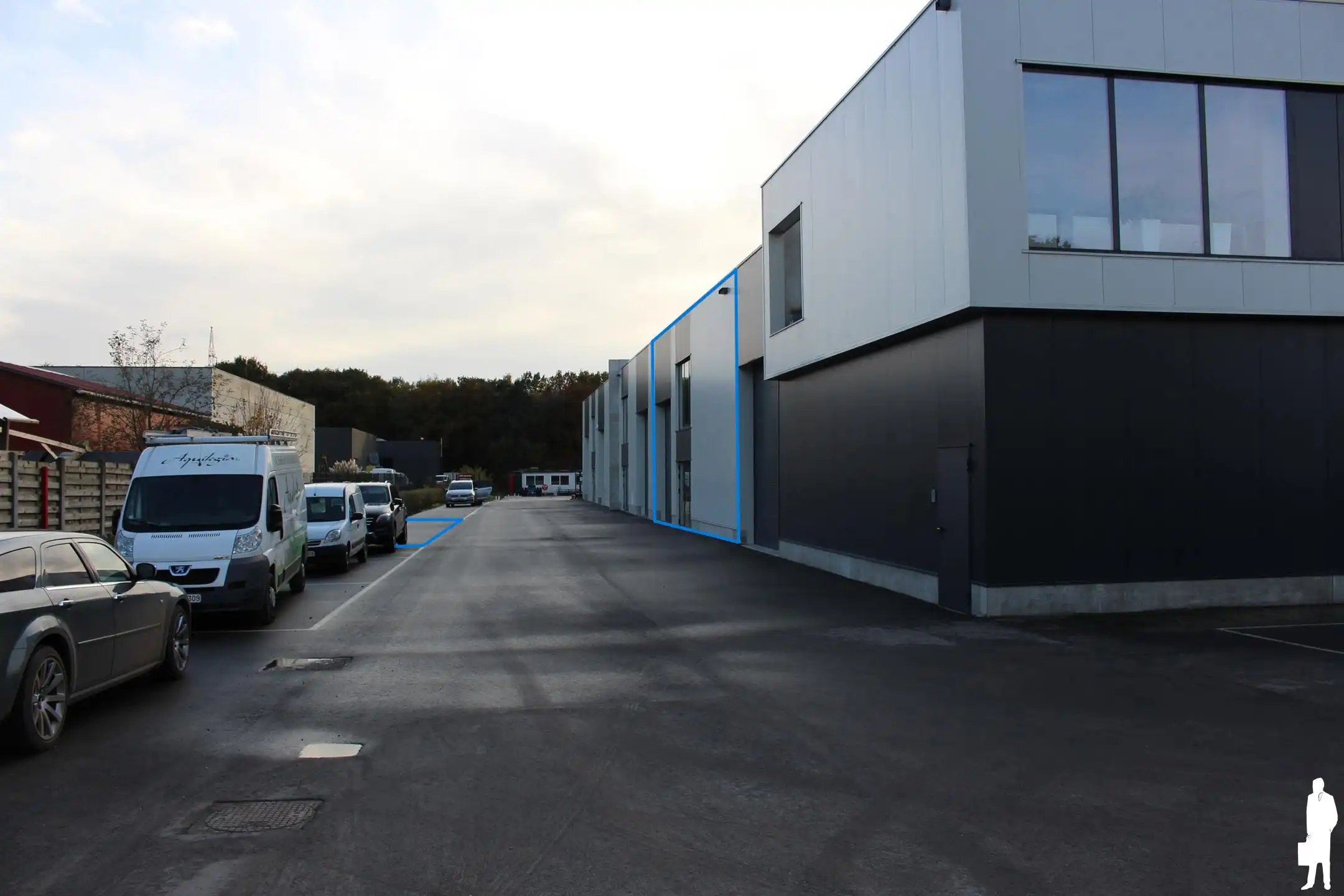 Prachtige nieuwbouw KMO-unit van 300 m² te huur foto {{pictureIndex}}