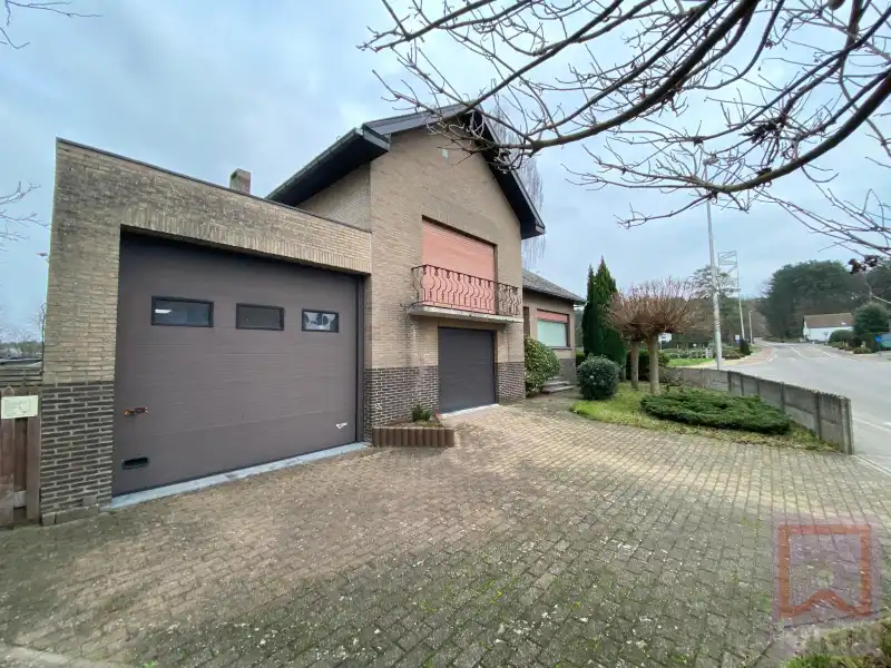 Ruime woning met tuin, 2 grote garages en kelder op grond groot 688m² foto 40