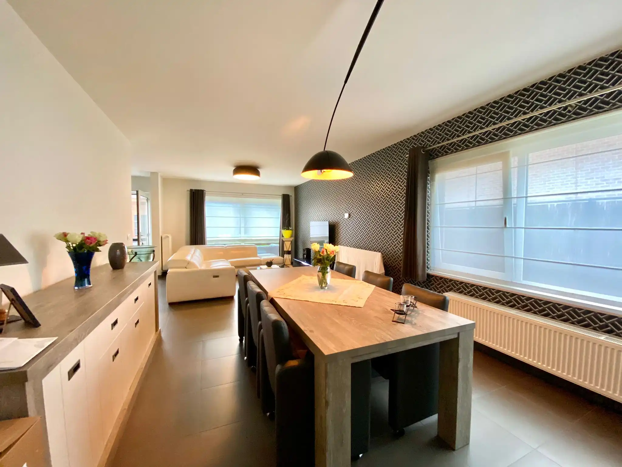 Centraal gelegen woning met drie slaapkamers, garage en tuin foto 3