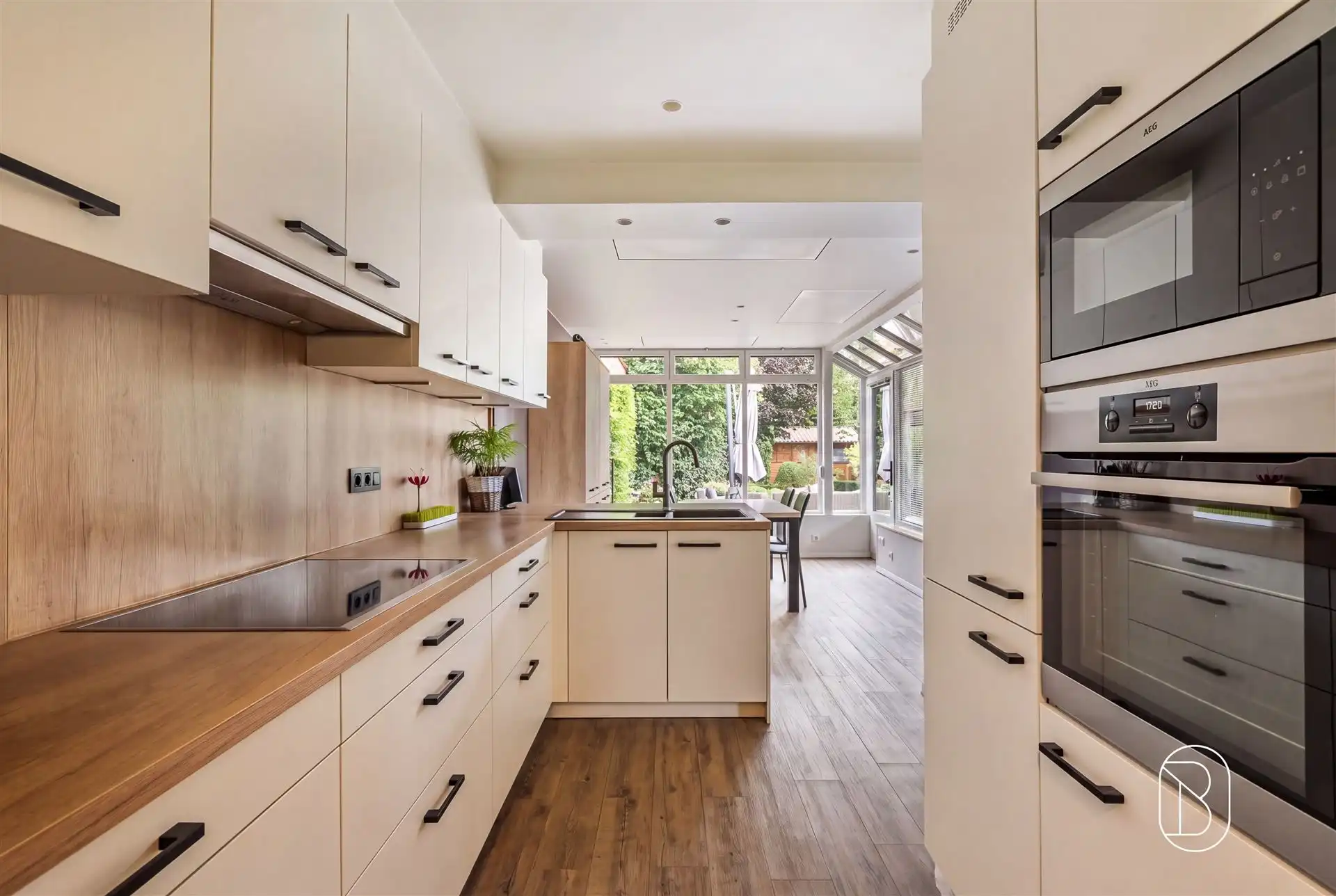 Verzorgde halfopen woning met gezellige tuin en carport foto 6