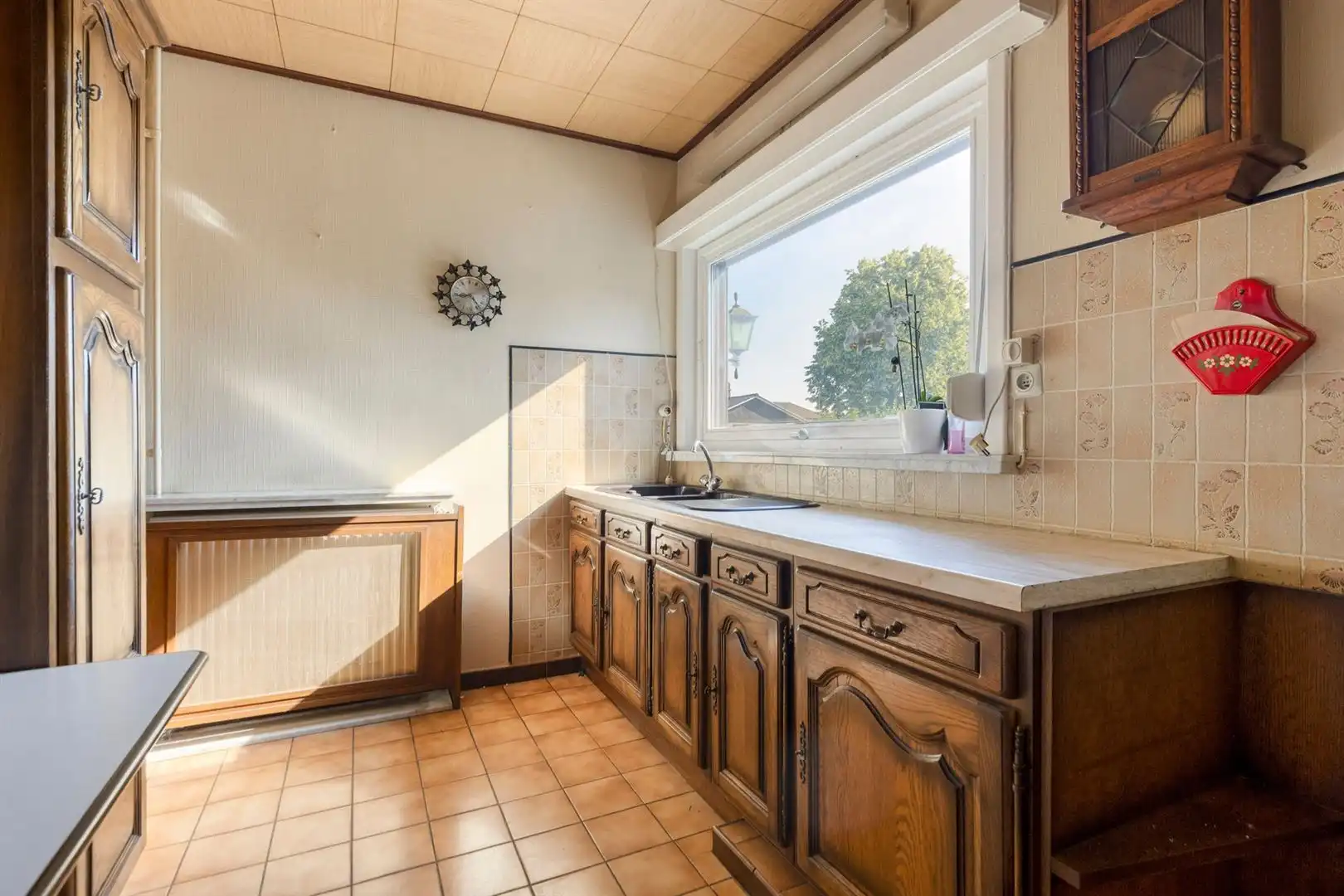 Huis met prachtige tuin in een woonwijk in doodlopende straat foto 12