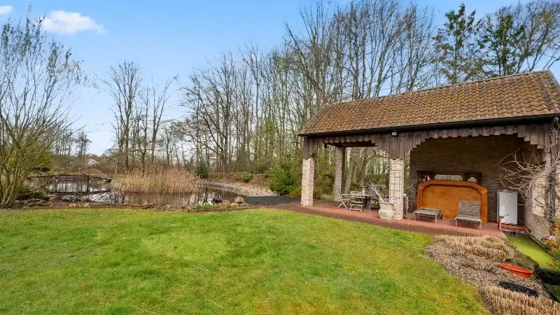 Ruime villa van 336m² op 1 hectare 45 are met vijver foto 34