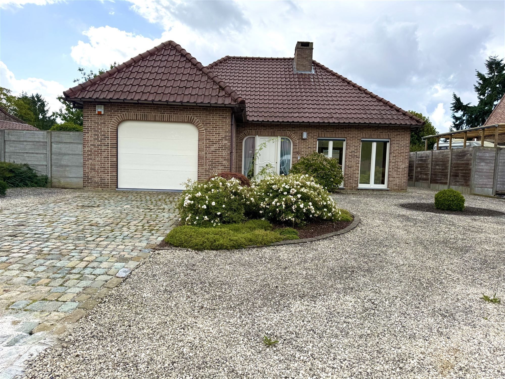 GOED ONDERHOUDEN GELIJKVLOERSE WONING MET 2 SLAAPKAMERS EN LEUKE VERANDA TE HAM foto {{pictureIndex}}