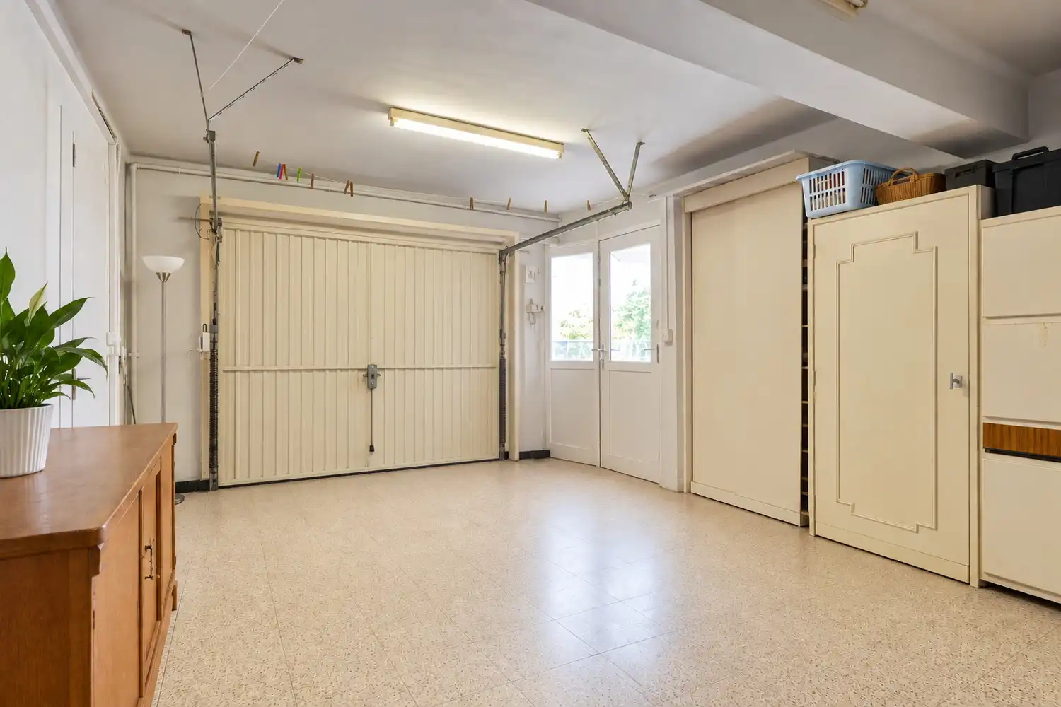 RUIME EN GERENOVEERDE WONING MET 4 SLAAPKAMERS EN WESTGERICHTE TUIN TE HALEN! foto 12