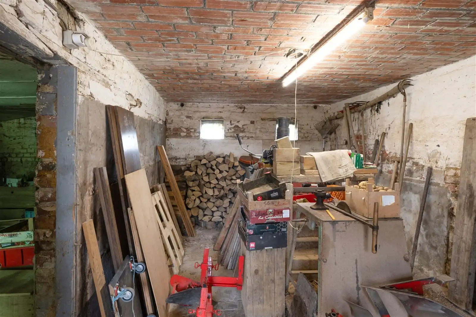 Allenstaande achterliggende te renoveren gezinswoning op 23are40 foto 24
