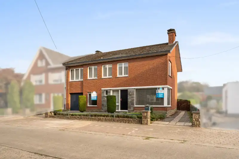 Roeselare. Uitzonderlijke ruime driegevelwoning met 5 slaapkamers en bureel, rustige straat en centraal gelegen. Zuidelijke tuin. Ideaal voor gezinnen / thuiswerkers. foto {{pictureIndex}}