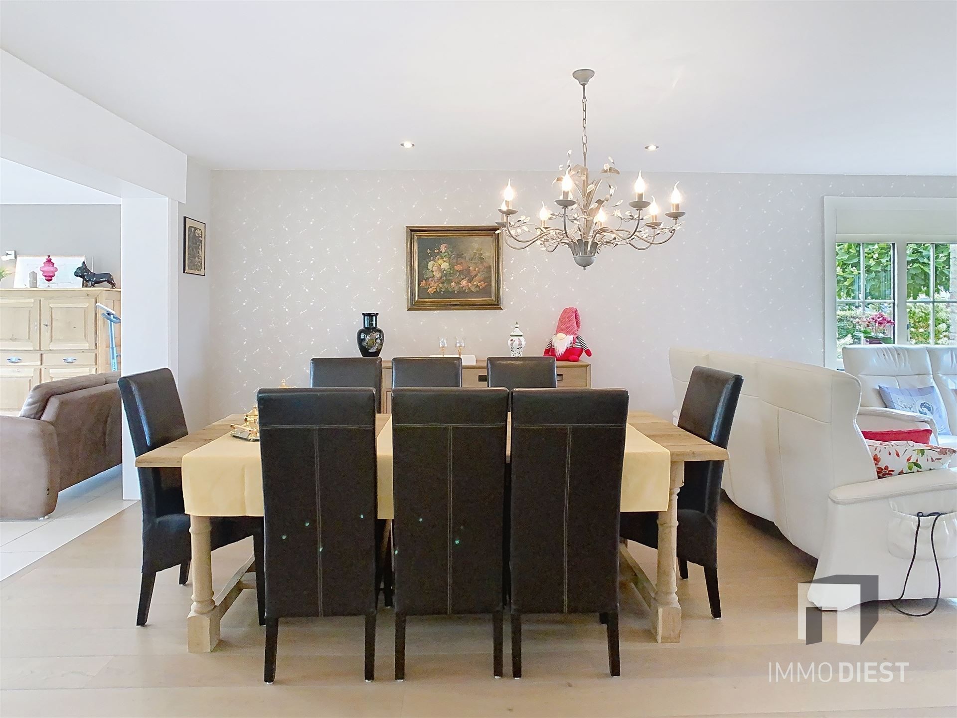 Aantrekkelijke en instapklare woning met 3 slaapkamers en prachtig aangelegde tuin op 12a 77ca. foto 9