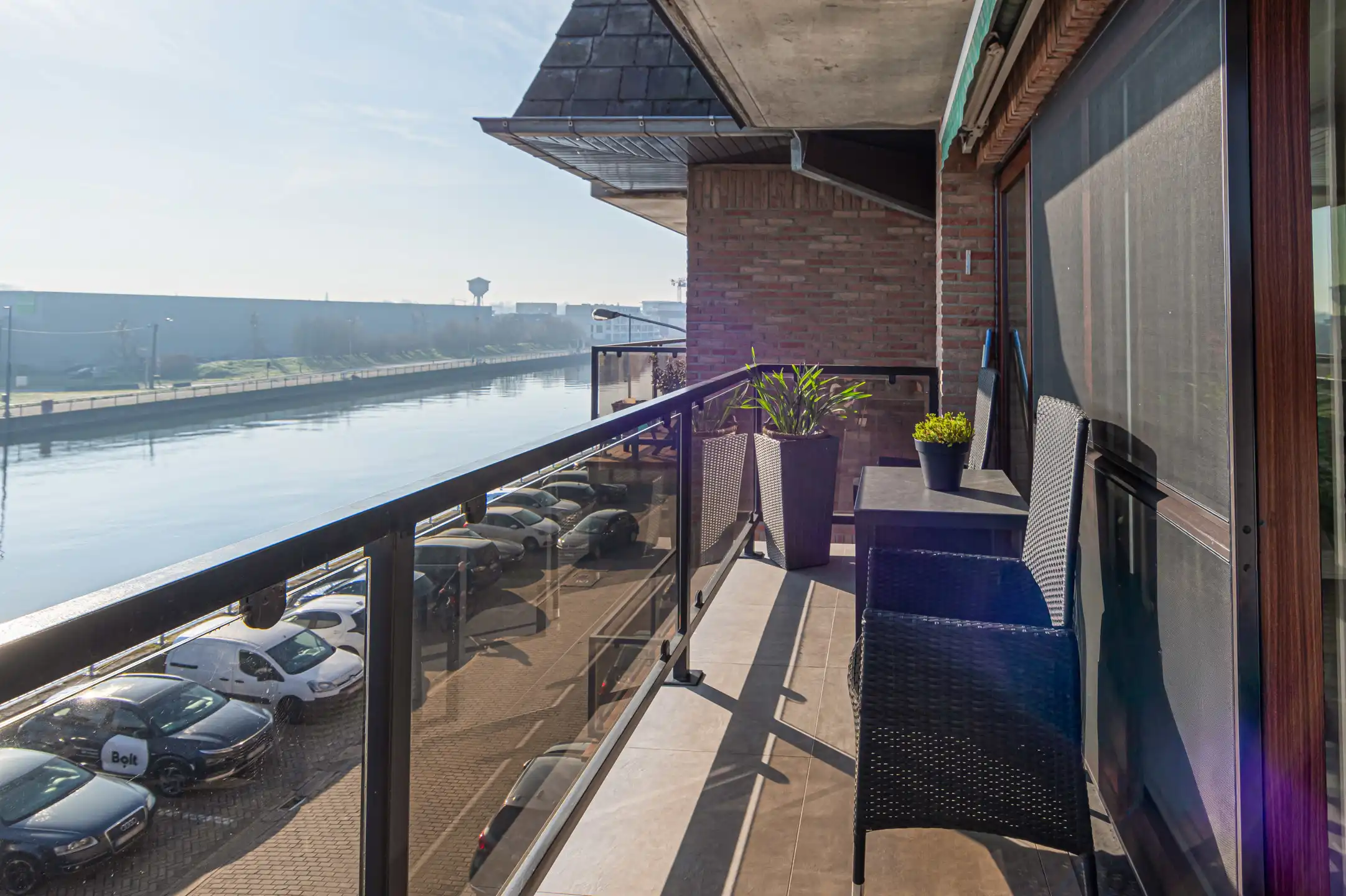 Lichtrijk appartement met terras en zicht op het water foto 15
