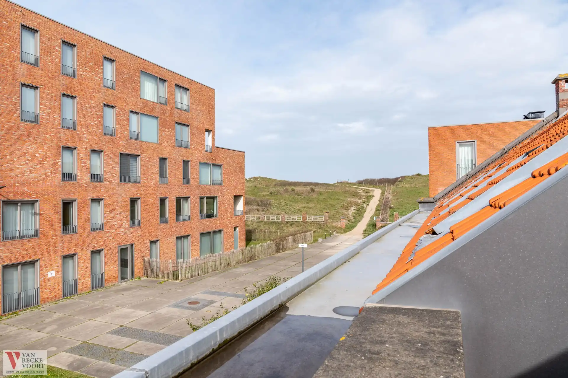 Duinenwoning op onevenaarbare locatie foto {{pictureIndex}}