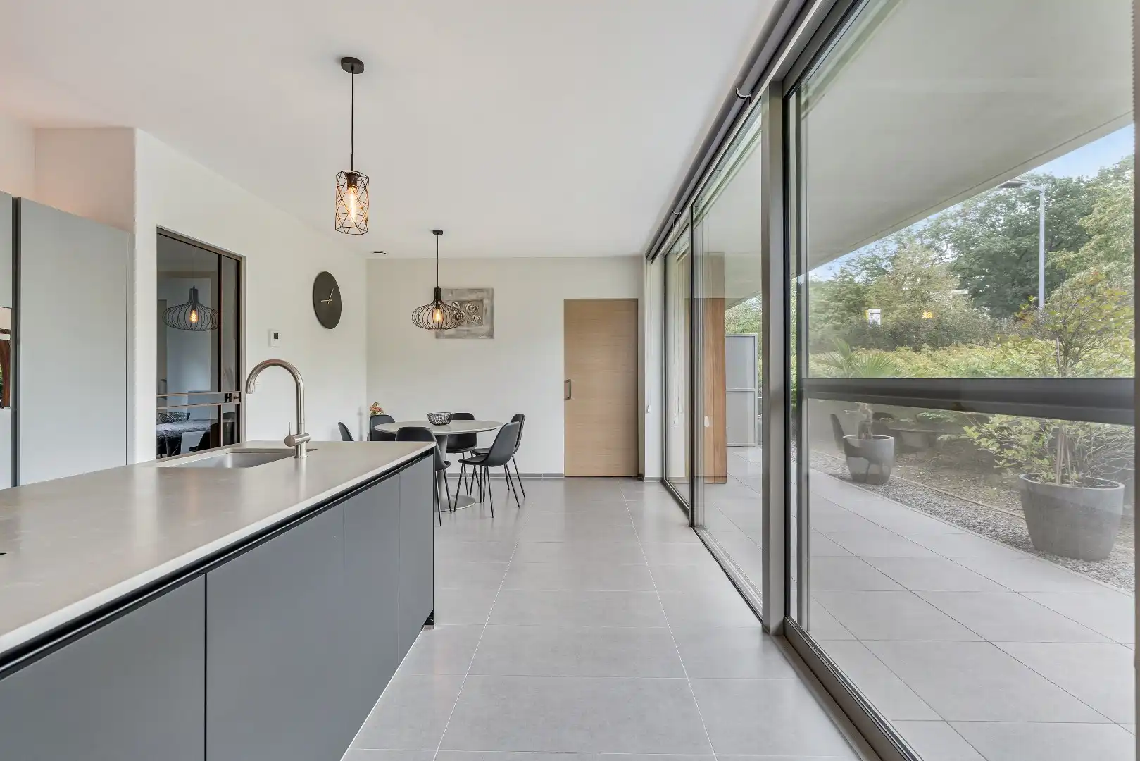 Exclusief gelijkvloers appartement met ruime terrassen, 2 slpk, extra brede autostaanplaats, centrum Genk foto 6